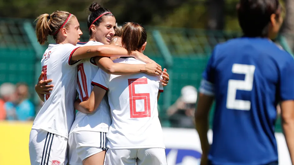 La bSelección española celebra el primer gol del partido contra Japón