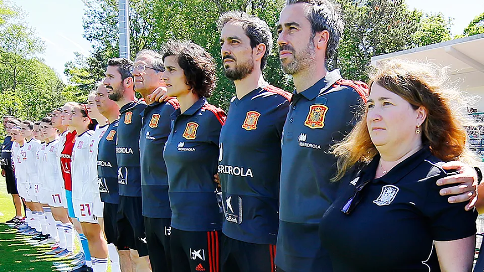 El cuerpo técnico de la Selección española escucha el himno en Le Touquet