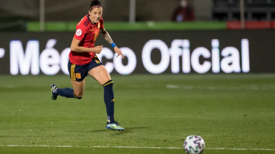 Jenni corriendo hacia el balón