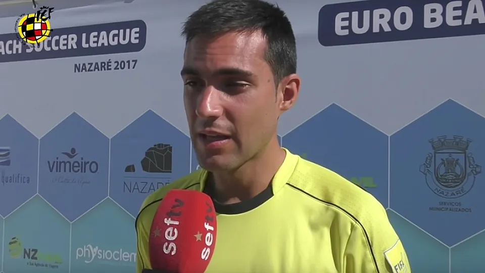 El árbitro internacional de fútbol playa Jorge Moya se retira en Nazaré