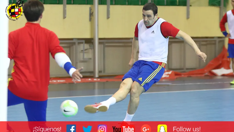 El jugador internacional de Fútbol Sala José Ruiz remata durante un entrenamiento