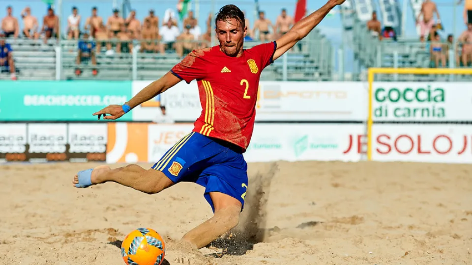 José Cintas en una acción ante Estonia