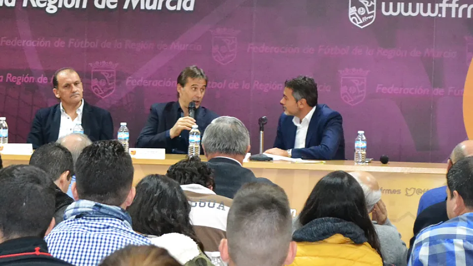 Julen Lopetegui participa en las Jornadas de Entrenadores en Murcia 