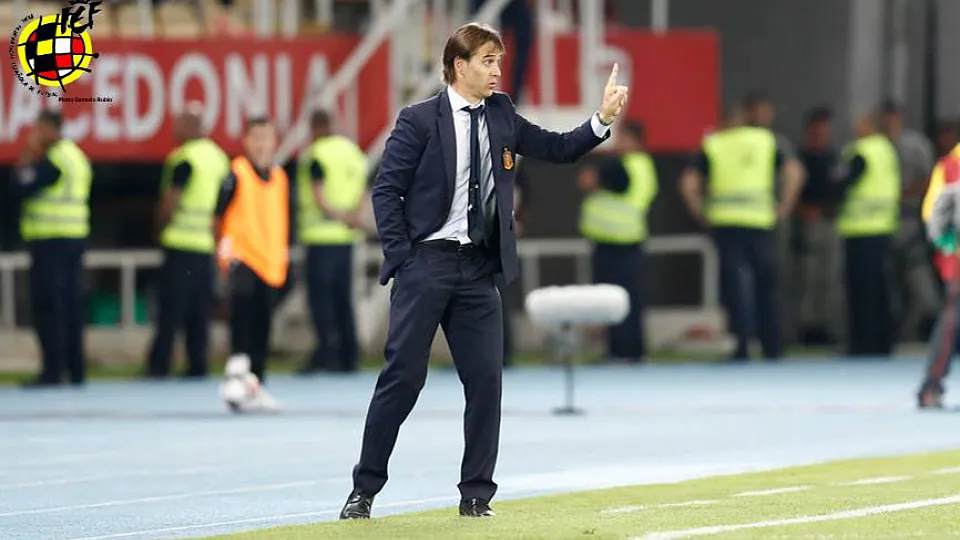 Julen Lopetegui dando órdenes desde el banquillo