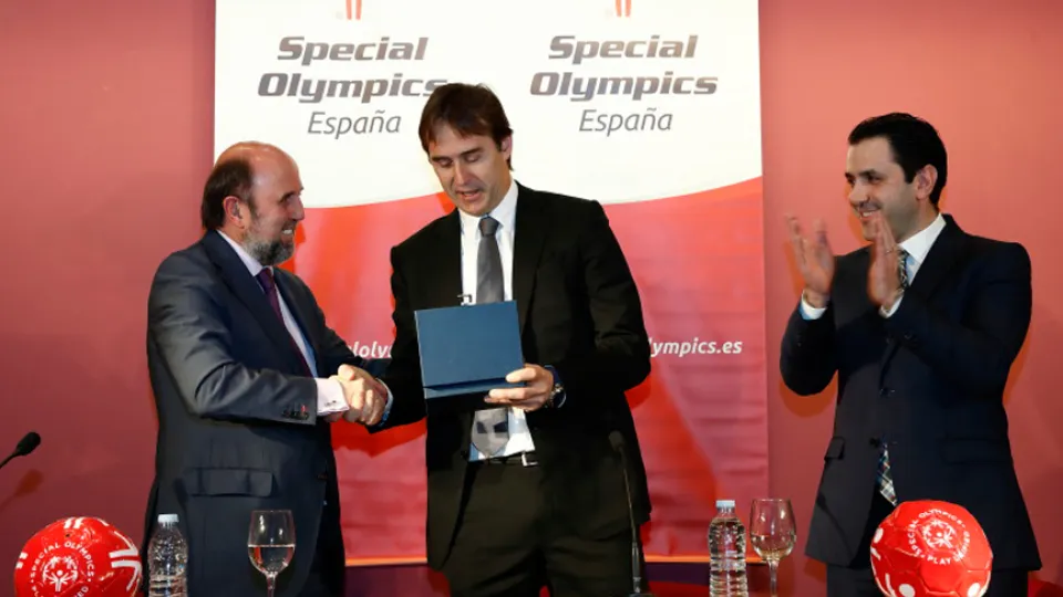 Julen Lopetegui con los representantes de Special Olympics
