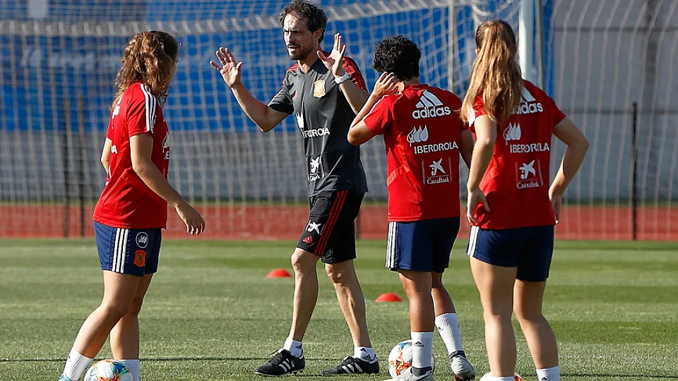 El Seleccionador nacional Sub-16, Kenio Gonzalo, dirige un entrenamiento