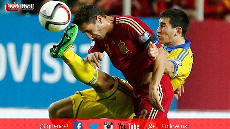 Koke pugna por un balón durante un encuentro con España
