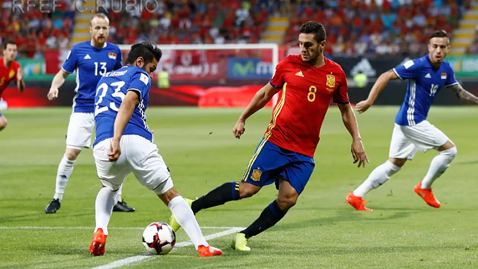 Koke Resurrección intenta jugar el balón durante el España - Liechtenstein disputado en León