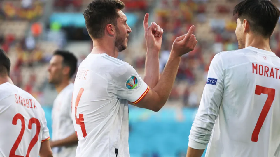 Aymeric Laporte celebra su gol a Eslovaquia en Sevilla