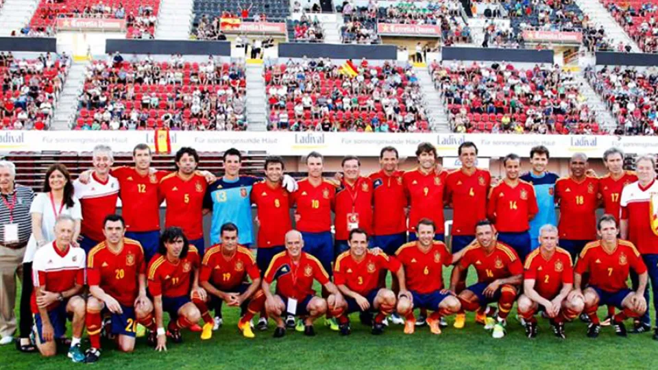 Las leyendas de la AEDFI posan tras uno de sus últimos partidos disputados en España