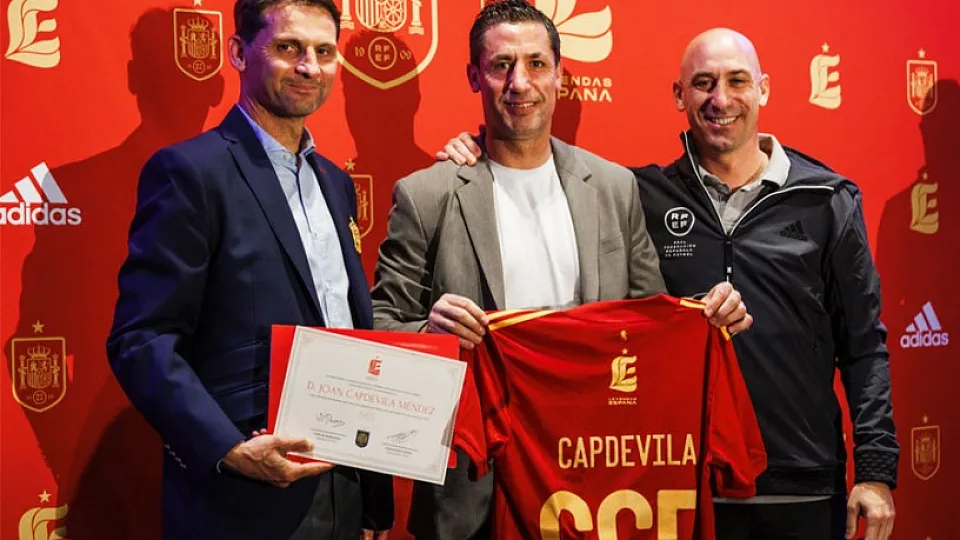 Pasado, presente y futuro de la selección reciben en Barcelona su 'Dorsal de Leyenda' de manos de Luis Rubiales
