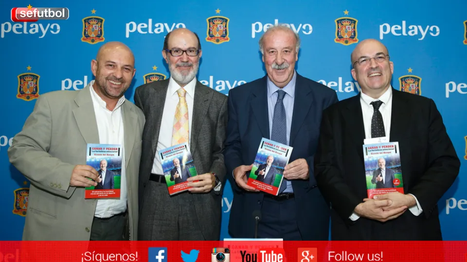 Vicente García, José Boada, Vicente del Bosque y Jordi Nadal posan con un ejemplar de "Ganar y perder"