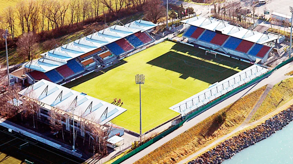 Vista aérea del estadio Rheinpark de Vaduz (Liechtenstein)