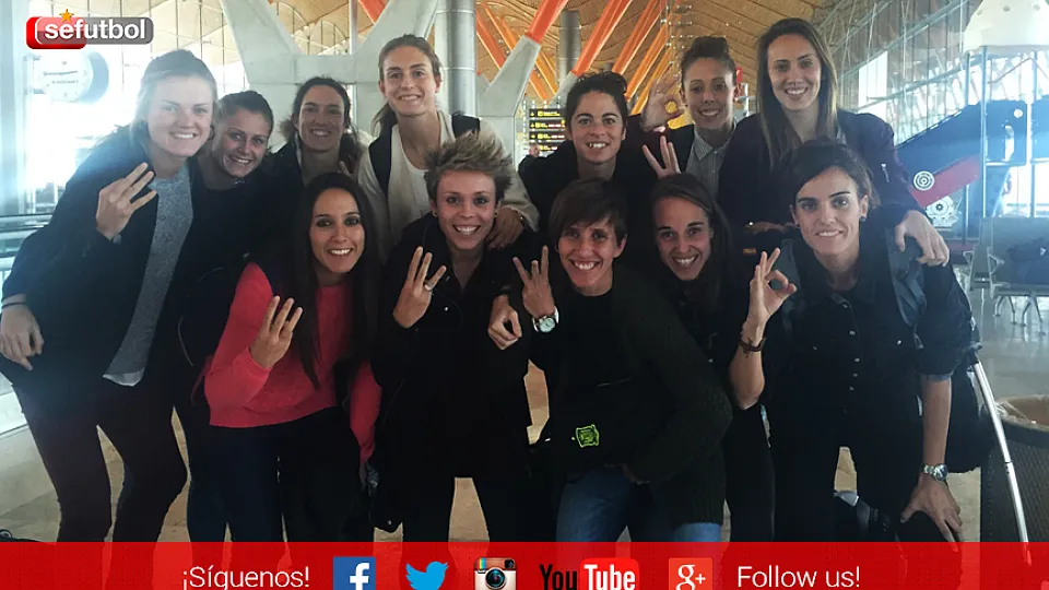Las internacionales posan sonrientes a su llegada al aeropuerto Adolfo Suárez Madrid-Barajas