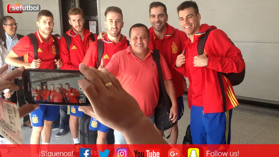 Los jugadores de la Selección Española de Fútbol sala se fotografían con un aficionado colombiano