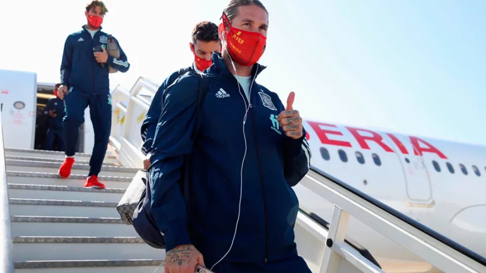 Sergio Ramos saluda a su llega a Lisboa