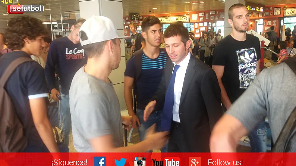 El Seleccionadorn, Albert Celades, se despide de los jugadores en Barajas