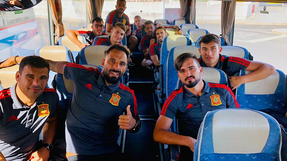 La Selección española de fútbol playa a su llegada a Lisboa