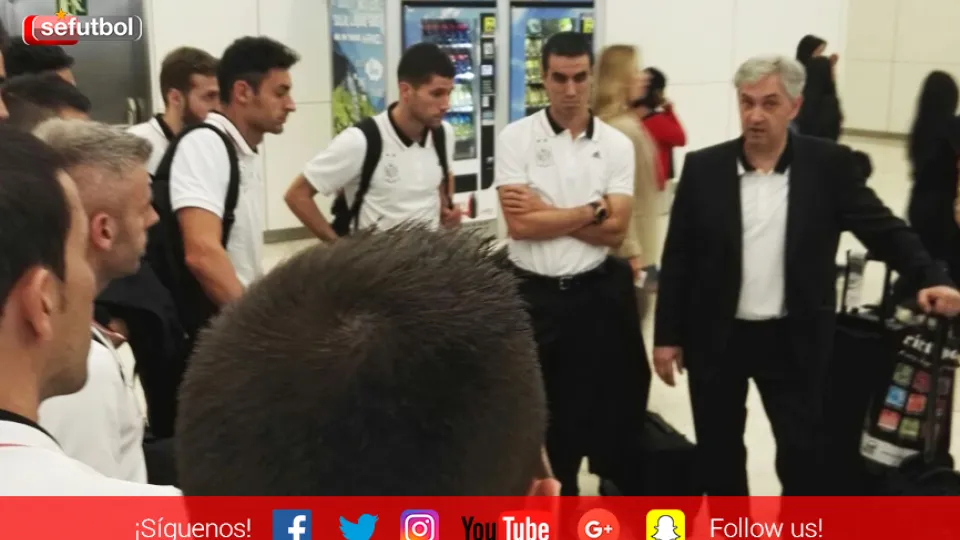 El Seleccionador nacional de Fútbol Sala, José Venancio López, se dirige a sus jugadores y cuerpo técnico en el aeropuerto de Barajas