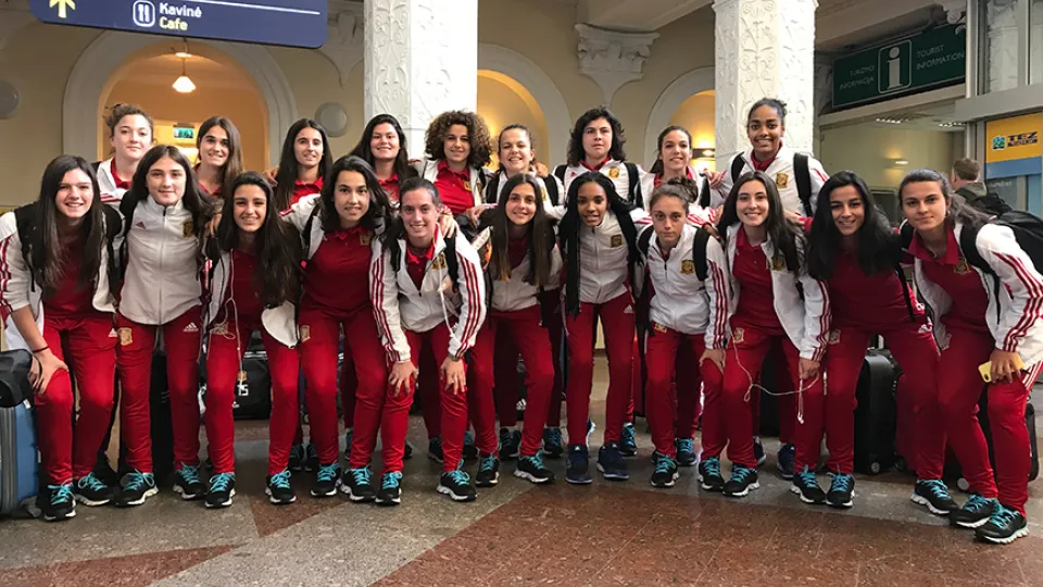 La selección Sub-17 femenina posa a su llegada a Lituania