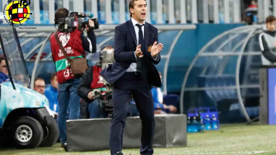 El seleccionador español Julen Lopetegui da instrucciones durante un encuentro