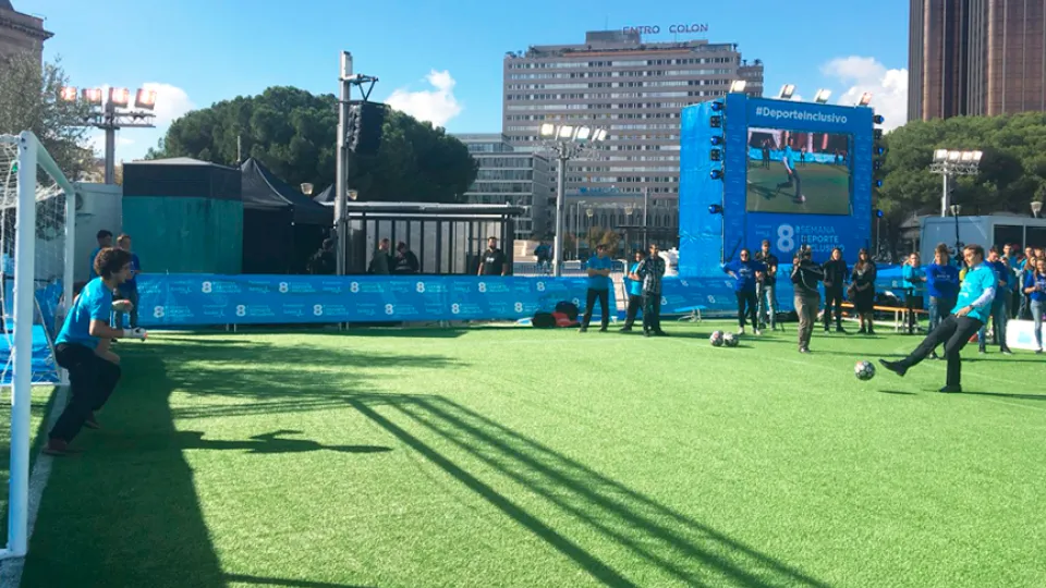 El Seleccionador nacional Julen Lopetegui golpea la pelota en la madrileña Plaza de Colón