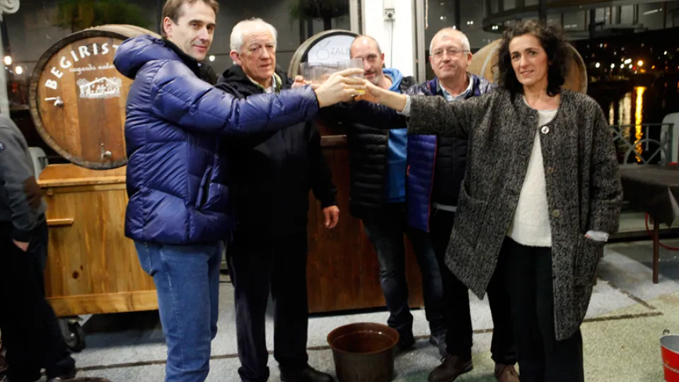 Julen Lopetegui inaugura el "txotx" solidario de Tolosa
