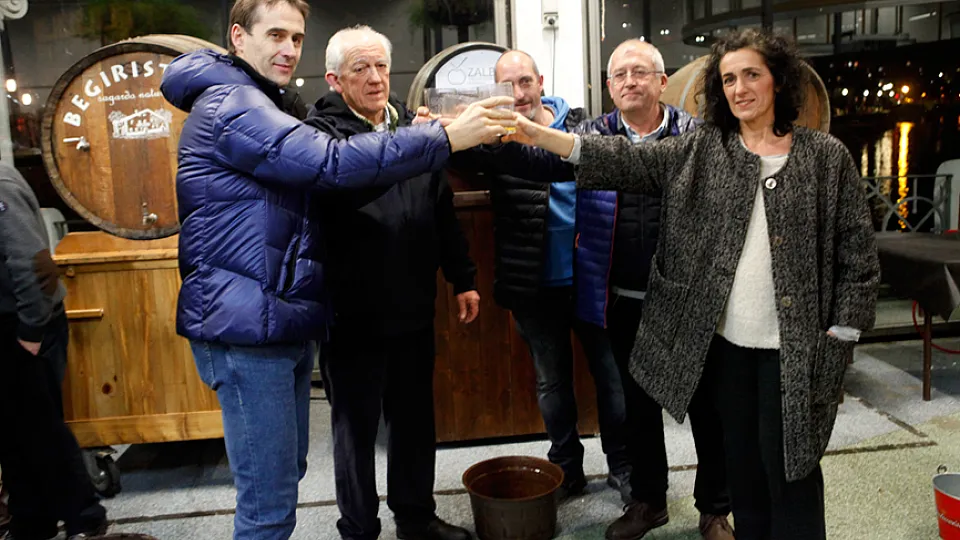Julen Lopetegui inaugura el "txotx" solidario de Tolosa
