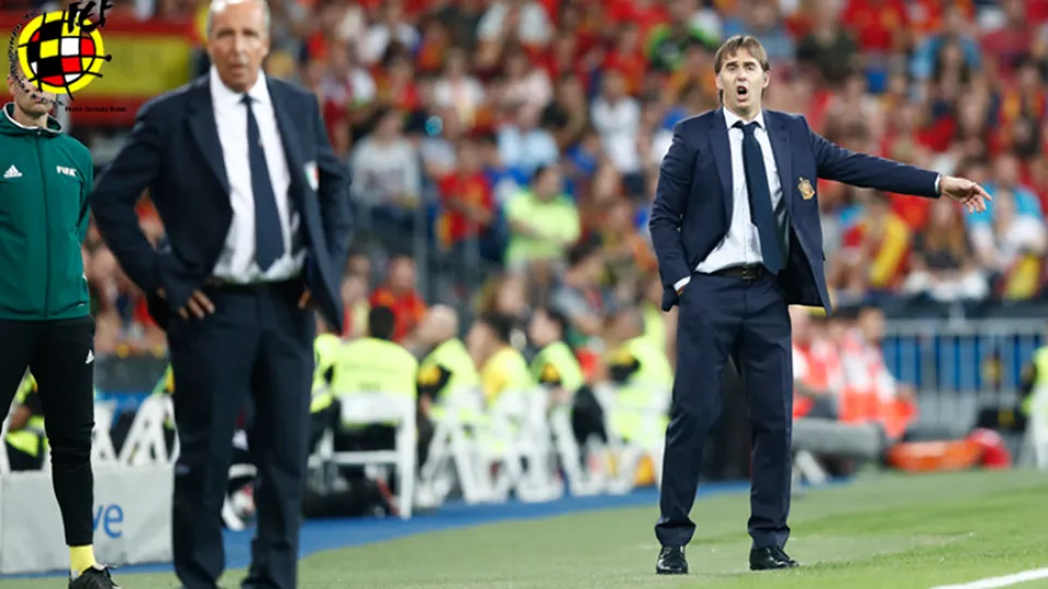 Julen Lopetegui da indicaciones en el banquillo