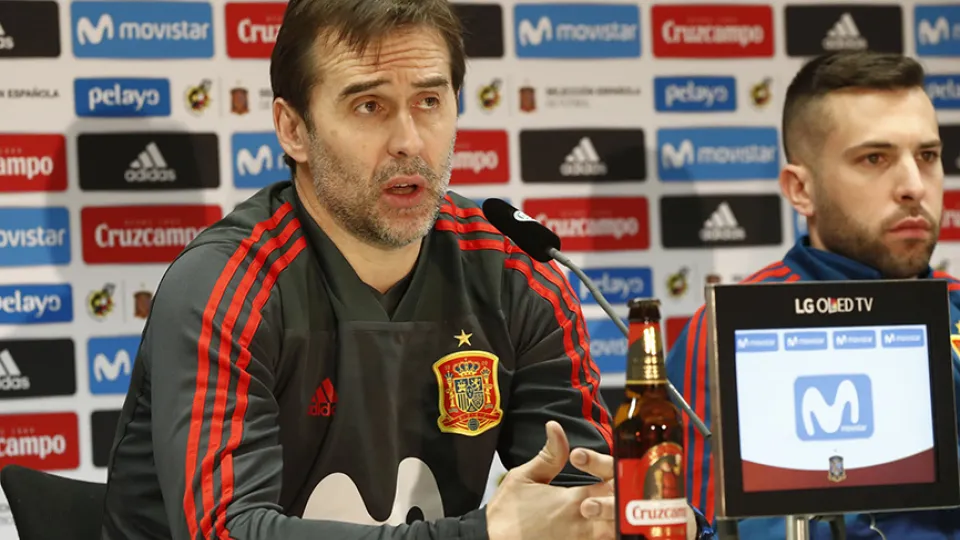 Julen Lopetegui atendió a los medios en la sala de prensa del Esprit Arena
