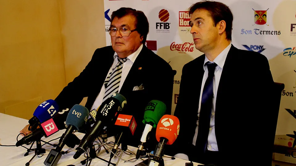 Julen Lopetegui junto a Miguel Bestard, presidente de la Federación Balear de Fútbol