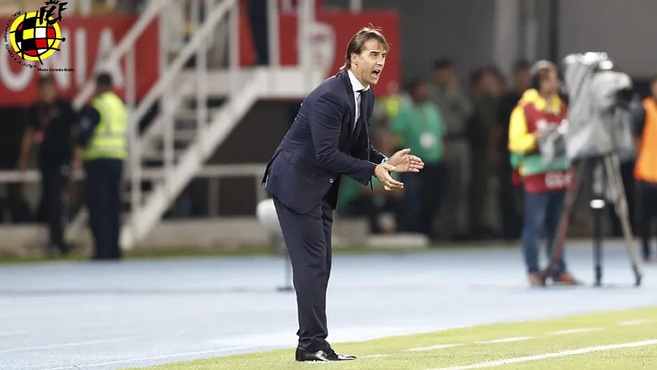 Julen Lopetegui da instrucciones en la banda del Filip II de Skopje