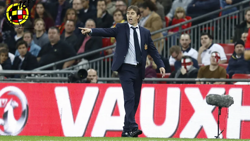 Lopetegui da instrucciones desde la banda durante el partido
