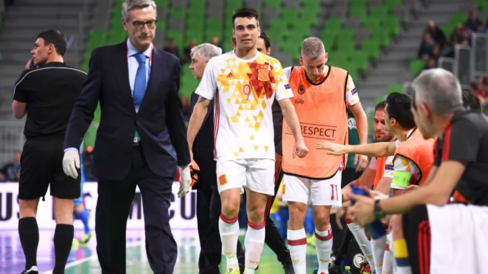Sergio Lozano se retira del terreno de juego durante el encuentro frente a Ucrania