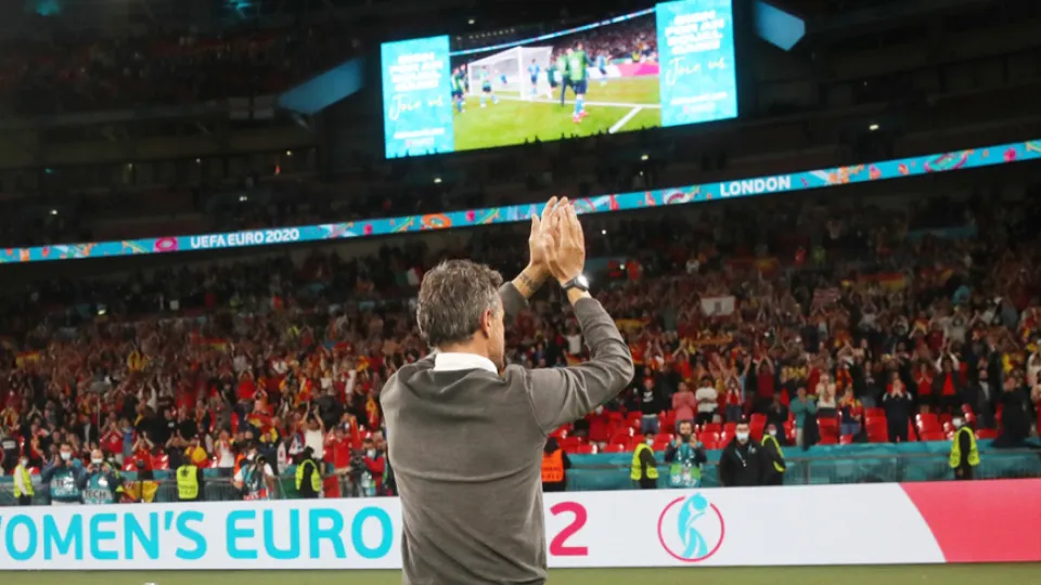 El seleccionador nacional saluda a los aficionados españoles en Londres