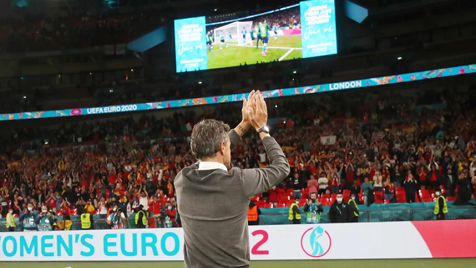 El seleccionador nacional saluda a los aficionados españoles en Londres