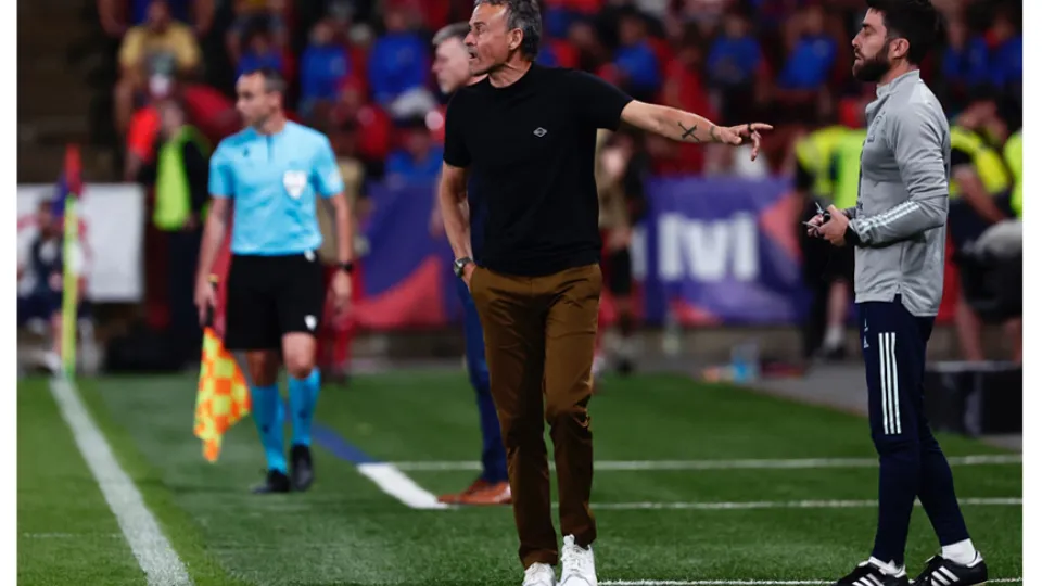 Luis Enrique da instrucciones durante el partido de Praga frente a la República Checa