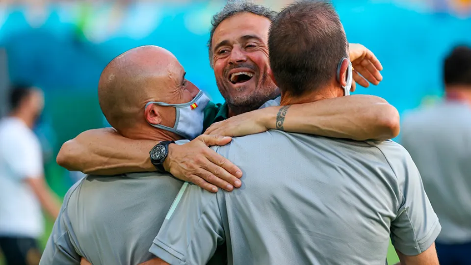 El seleccionador nacional celebra la clasificación de España para octavos
