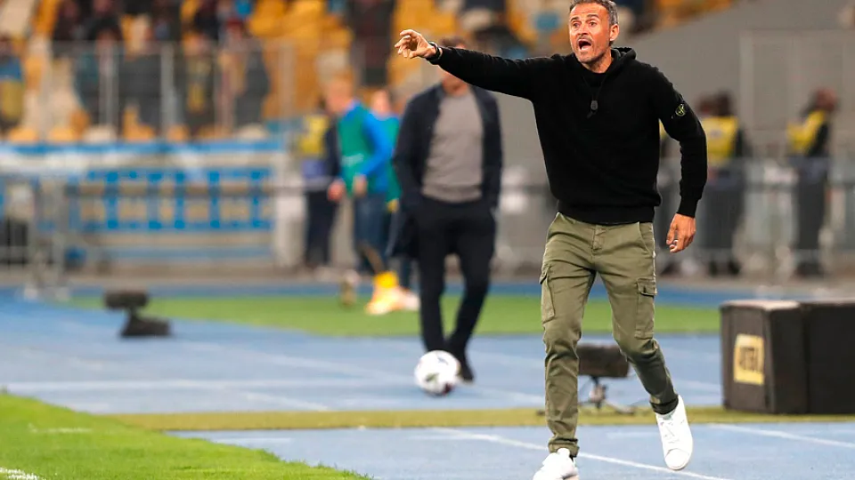 Luis Enrique Martínez ofrece indicaciones durante un encuentro de la Selección