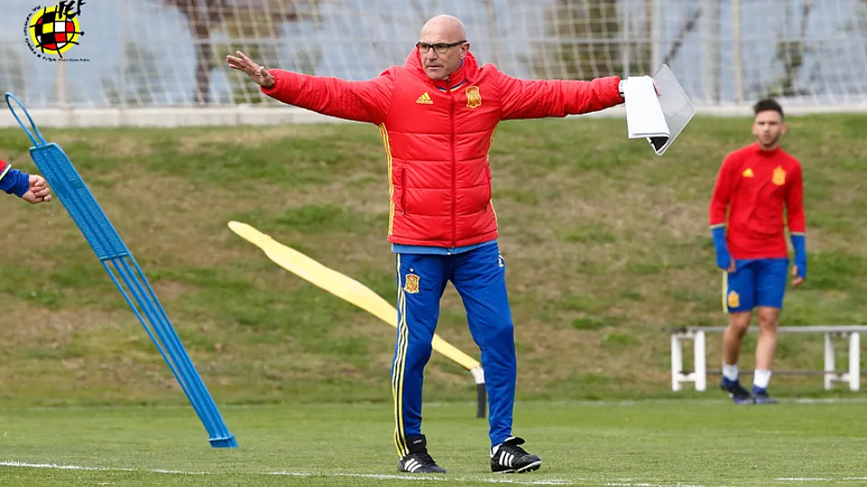 Luis de la Fuente dirige un entrenamiento de la selección Sub-19