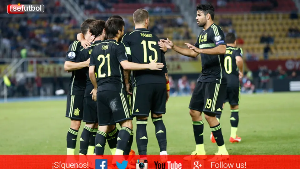 Los jugadores de la Selección Española celebran su tanto en Skopie