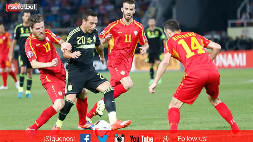 Cazorla intenta zafarse de varios contrarios en el partido de clasificación ante Macedonia