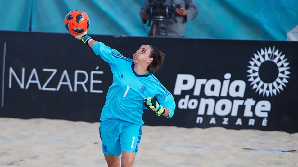 Maria José Pons sacando a puerta