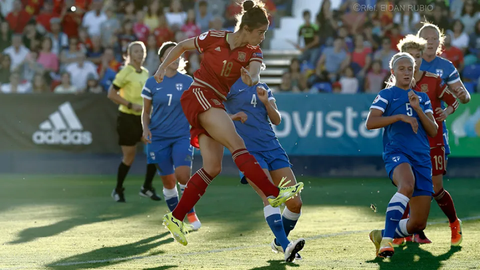 Marta Torrejón dispara a puerta