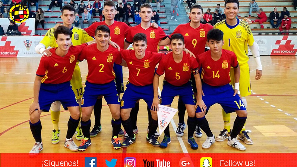 La Selección española Sub-17 de fútbol sala posa antes de su encuentro frente a Croacia 
