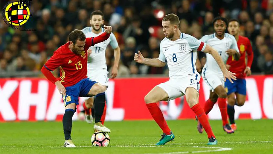 Juan Mata controla un balón jugando con España