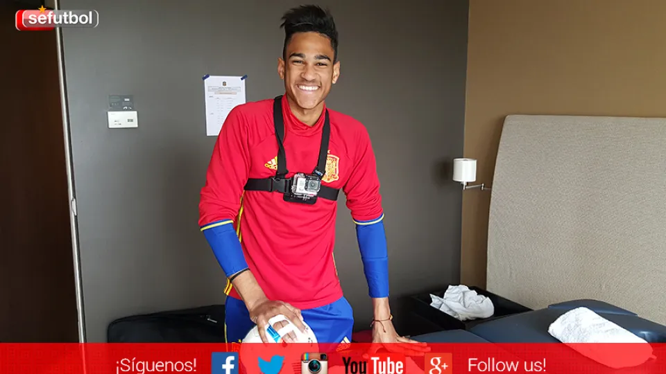 Jordi Mboula graba el entrenamiento de la Selección española