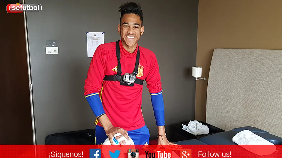 Jordi Mboula graba el entrenamiento de la Selección española