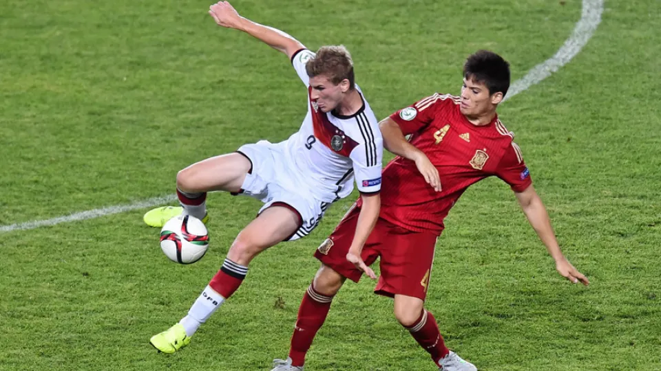 Jorge Meré disputa un balón ante Alemania