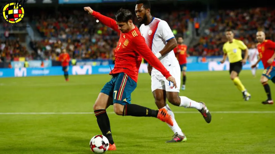 Morata remata a puerta ante la presión de un rival